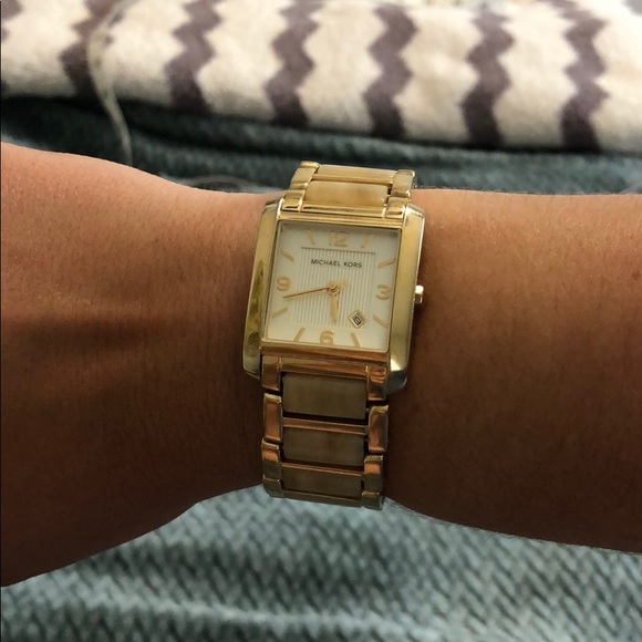 Michael Kors Gold and Light Tortoise Watch - Picture 8 of 8